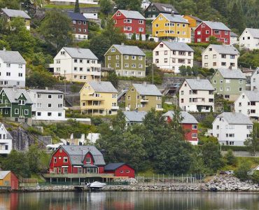 a bunch of houses that are on a hill